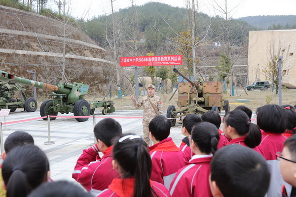 民兵挎包宣讲队队员进行国防教育挎包宣讲。马发海供图